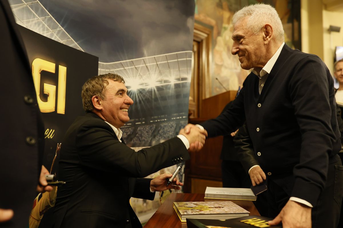 Gică Hagi și-a lansat cartea autobiografică: „Am iubit mingea. După aceea, familia!” » Lucescu a stârnit hohote de râs în Aula de la ASE: „Când a sărit la ăla, știi cum a zburat în cameră?”