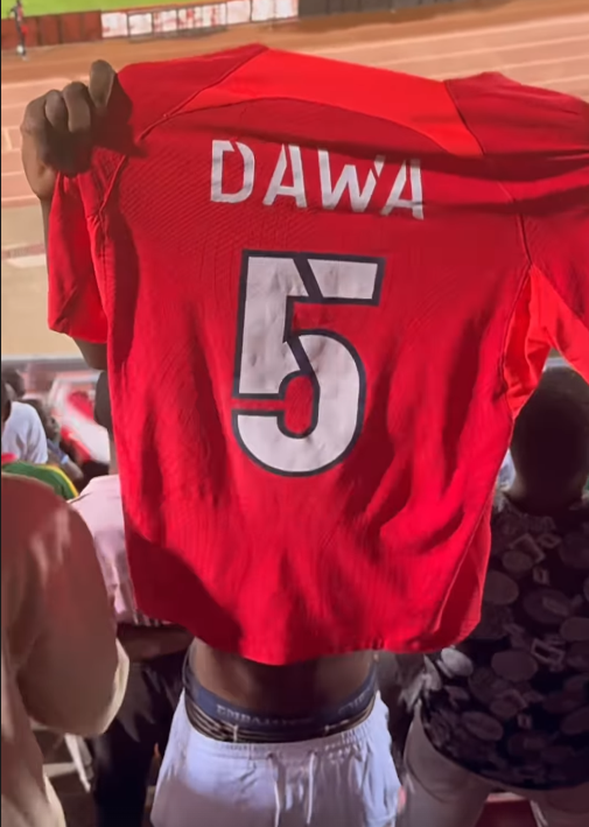 Susținătorii lui Joyskim Dawa au făcut spectacol în Camerun