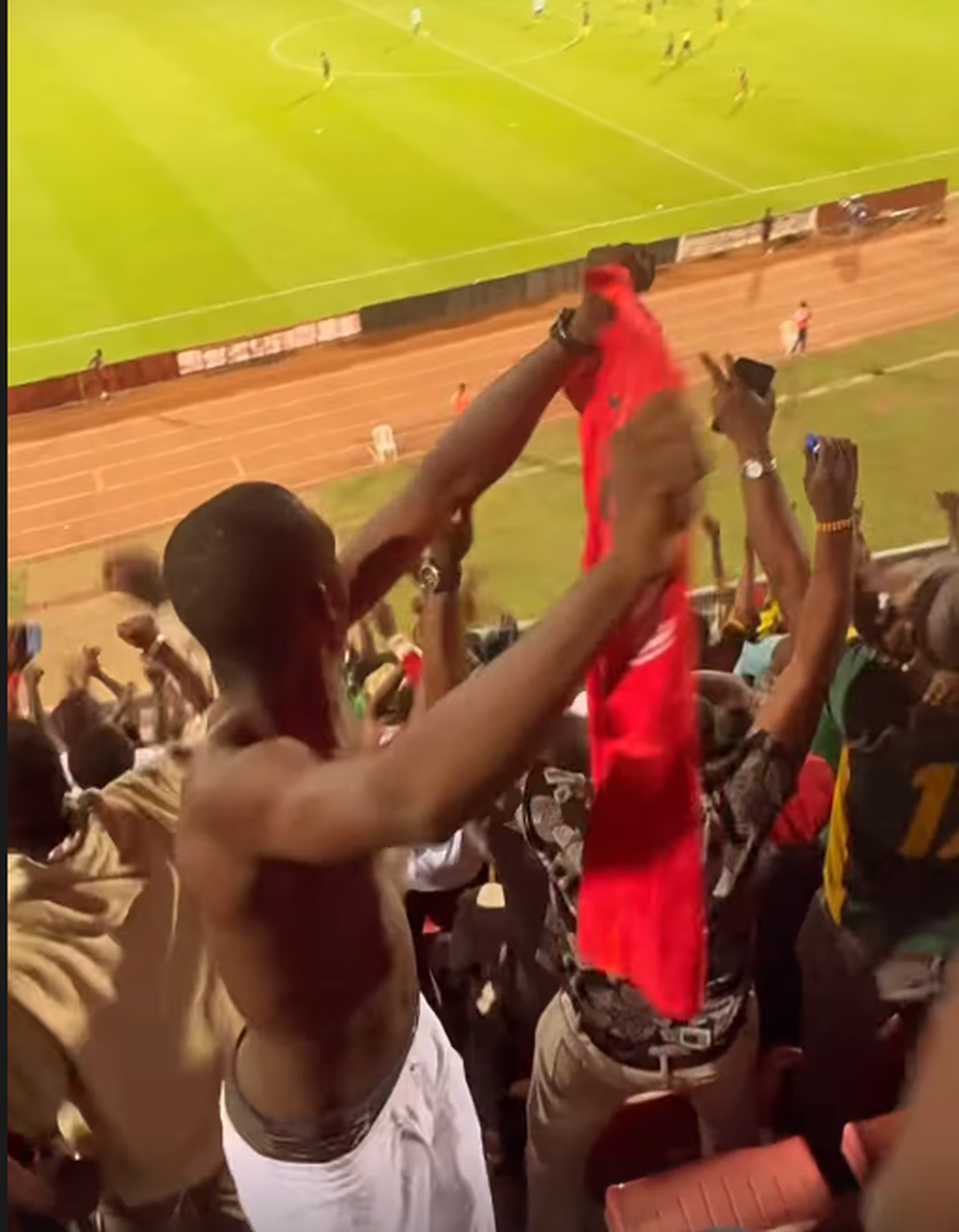 „Dawa eee” » Imagini colosale cu fundașul de la FCSB printre fanii din Africa