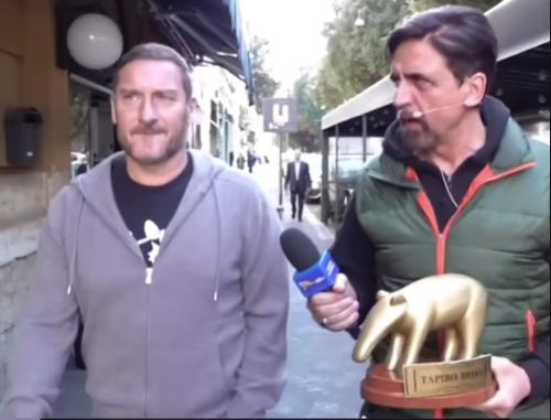 Francesco Totti a refuzat premiul Tapiro d'Oro din partea emisiunii satirice Striscia la notizia / Foto: Instagram valerio_staffelli