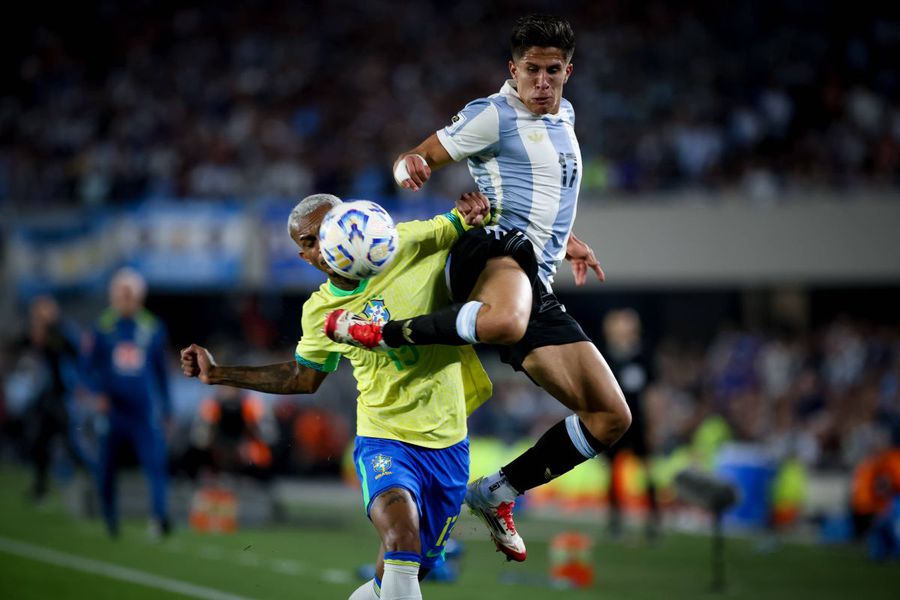 Giuliano Simeone (în duel cu Wesley Gassova) a închis tabela în derbyul Argentina - Brazilia 4-1 / Foto: Imago Ironii după Superclasico: „Ei au vorbit, noi i-am învățat fotbal. Minut de reculegere pentru o Brazilie moartă!”
