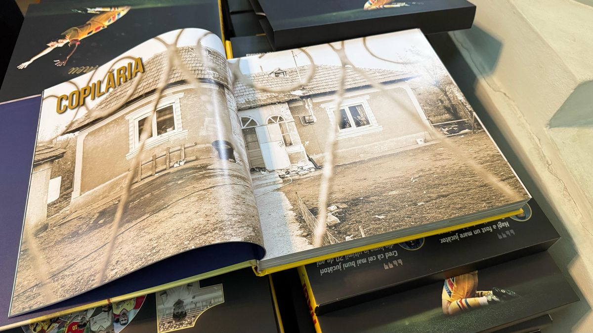 Gică Hagi și-a lansat cartea autobiografică: „Am iubit mingea. După aceea, familia!” » Lucescu a stârnit hohote de râs în Aula de la ASE: „Când a sărit la ăla, știi cum a zburat în cameră?”