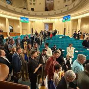 Marilena a stat la coada de 100 de persoane pentru a primi un autograf de la Gică Hagi. FOTO: Andrei Crăițoiu (GSP.RO)