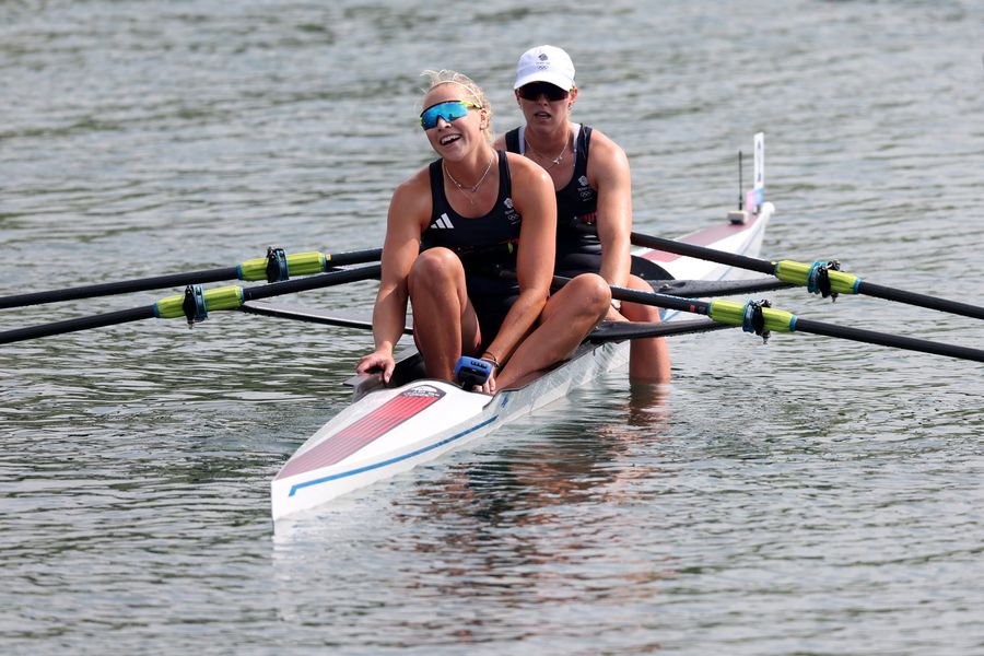 Rebecca Wilde și Mathilda Hodgkins-Byrne/Foto: Getty Images Învinsă de Ancuța Bodnar și Simona Radiș la Paris, o canotoare britanică face dezvăluiri șocante: „Orice creșteri ale chiriei sau ale altor facturi mă umplu de groază”