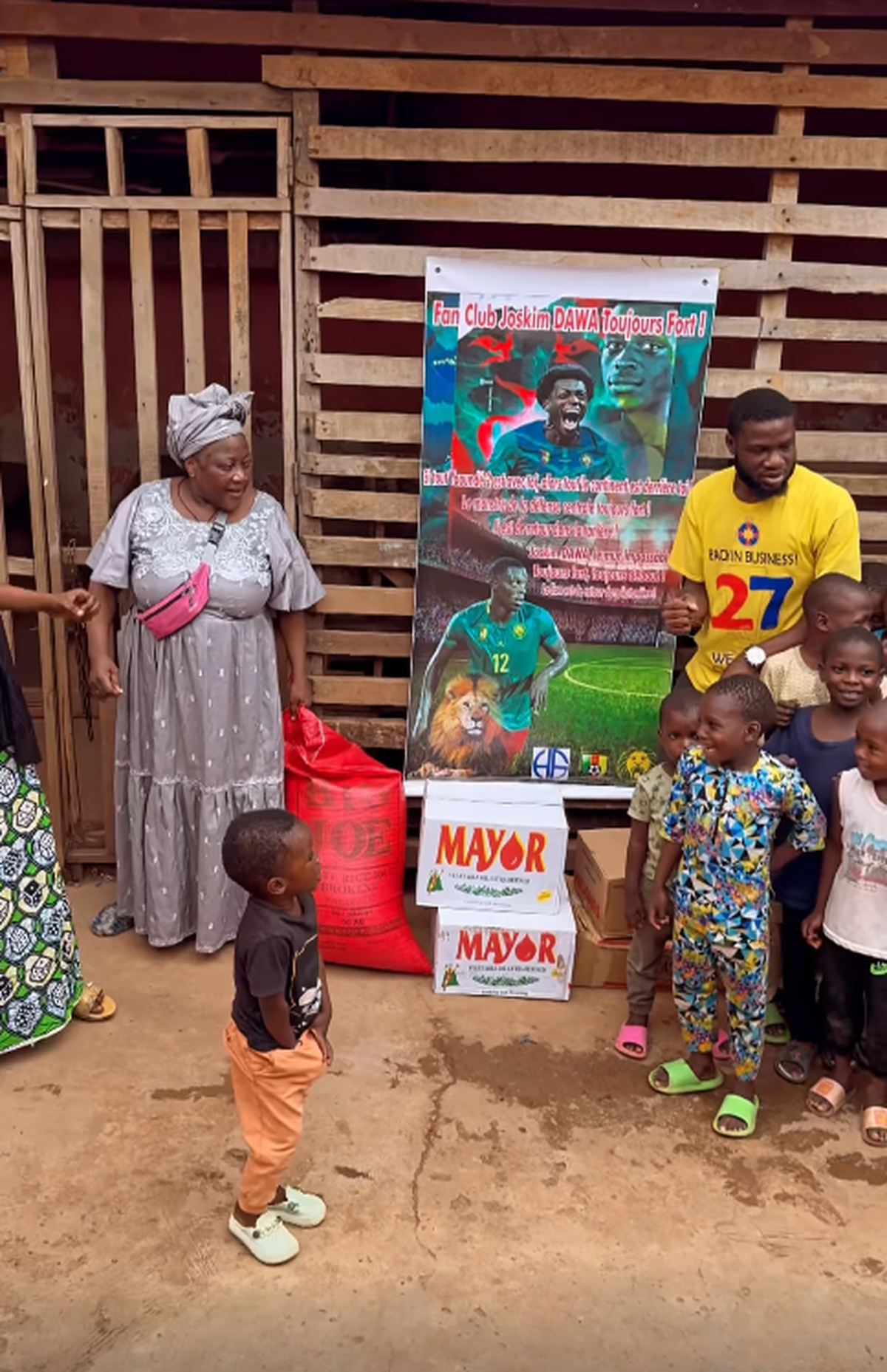 „Dawa eee” » Imagini colosale cu fundașul de la FCSB printre fanii din Africa