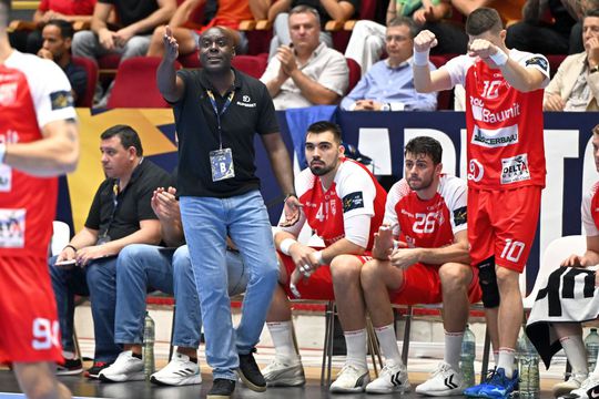 David Davis (48 de ani), antrenorul celor de la Dinamo, îi va părăsi pe „dulăi” la sfârșitul acestui sezon.