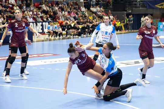 Rapid și CSM București se înfruntă ACUM, în cel mai tare meci al rundei cu numărul 20 din „Liga Florilor”. Meciul a început la 17:30 și este liveTEXT pe GSP.ro și televizat pe Pro Arena.