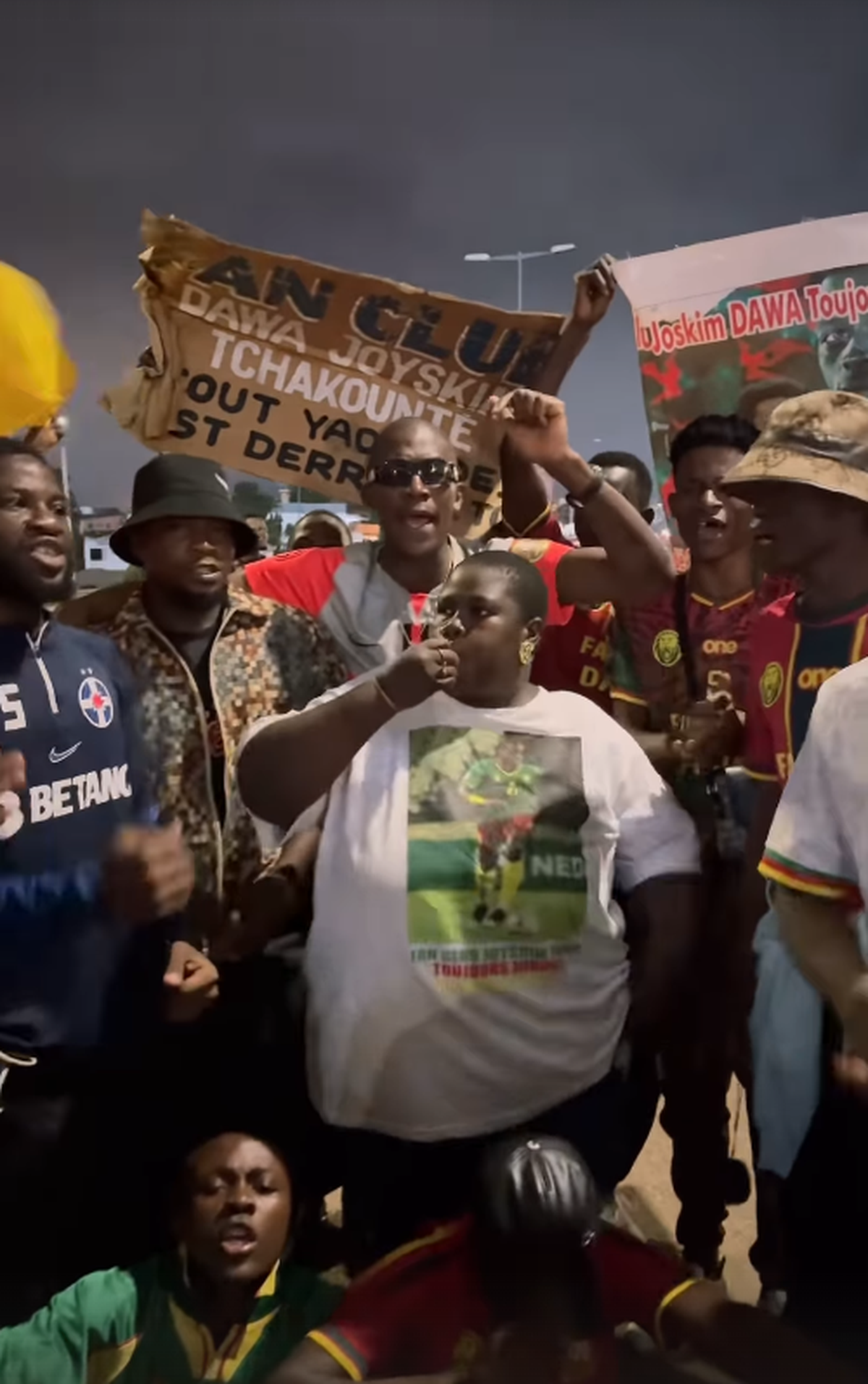 „Dawa eee” » Imagini colosale cu fundașul de la FCSB printre fanii din Africa