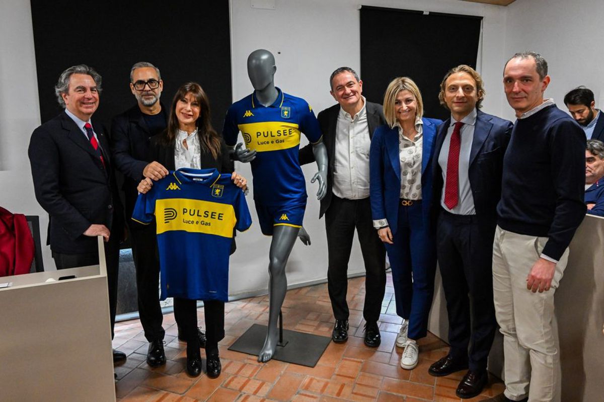 Dan Șucu inovează » La meciul cu Juventus, Genoa va purta un echipament istoric, copiat de la un club colosal! Imaginile fac deja înconjurul lumii