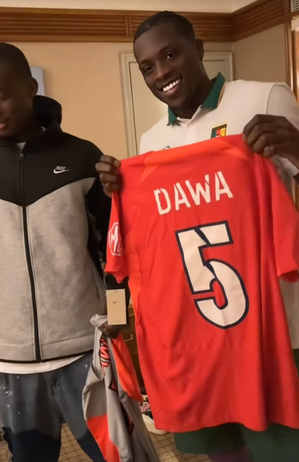 „Dawa eee” » Imagini colosale cu fundașul de la FCSB printre fanii din Africa