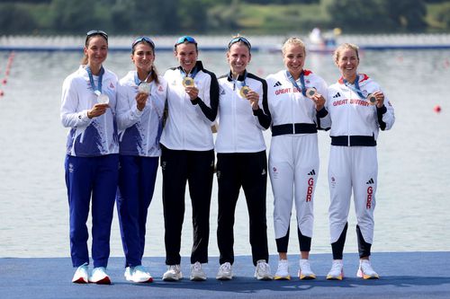Rebecca Wilde, alături de colega ei pe podiumul olimpic/Foto: Getty Images