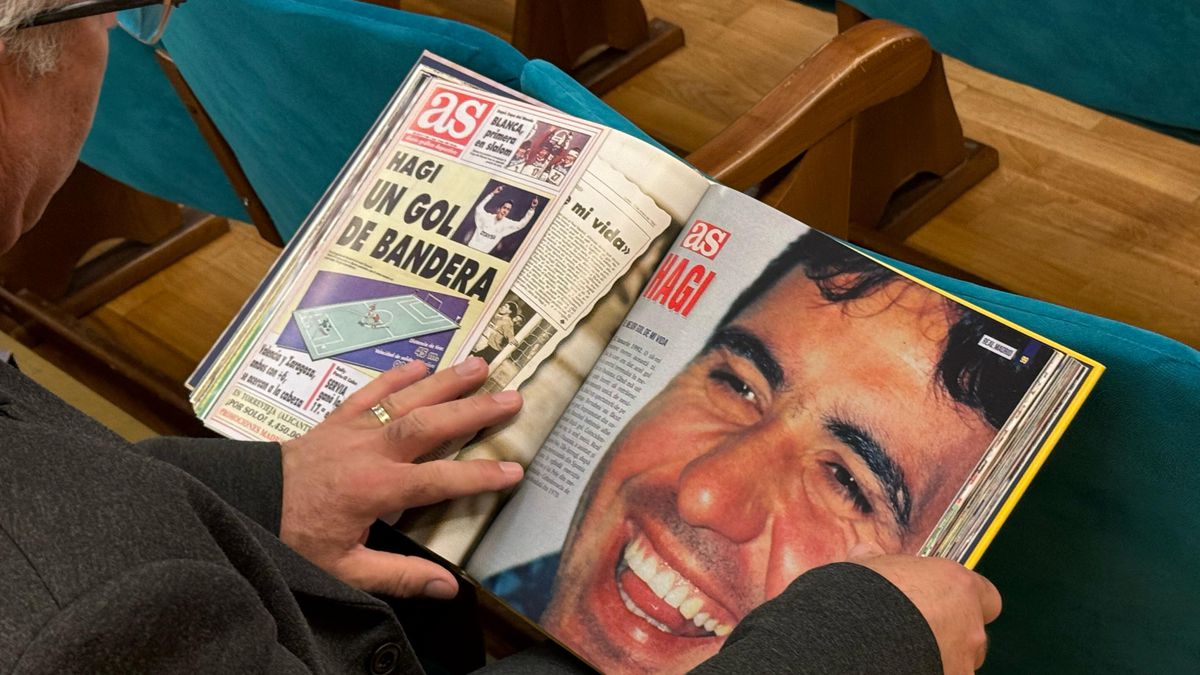 Gică Hagi și-a lansat cartea autobiografică: „Am iubit mingea. După aceea, familia!” » Lucescu a stârnit hohote de râs în Aula de la ASE: „Când a sărit la ăla, știi cum a zburat în cameră?”