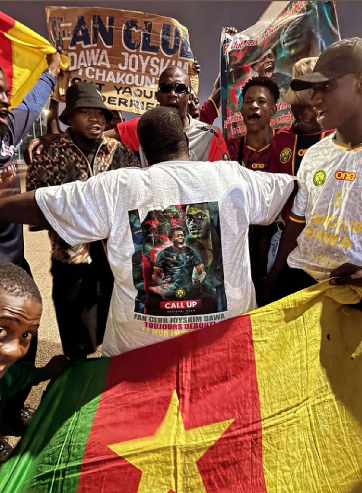 „Dawa eee” » Imagini colosale cu fundașul de la FCSB printre fanii din Africa