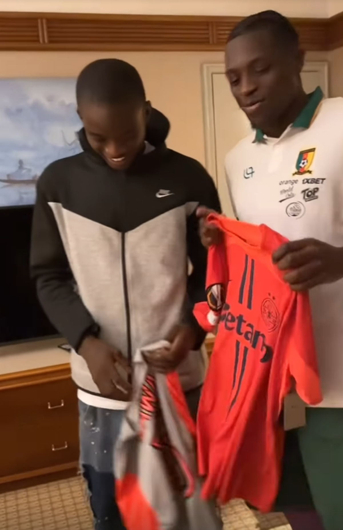 Susținătorii lui Joyskim Dawa au făcut spectacol în Camerun