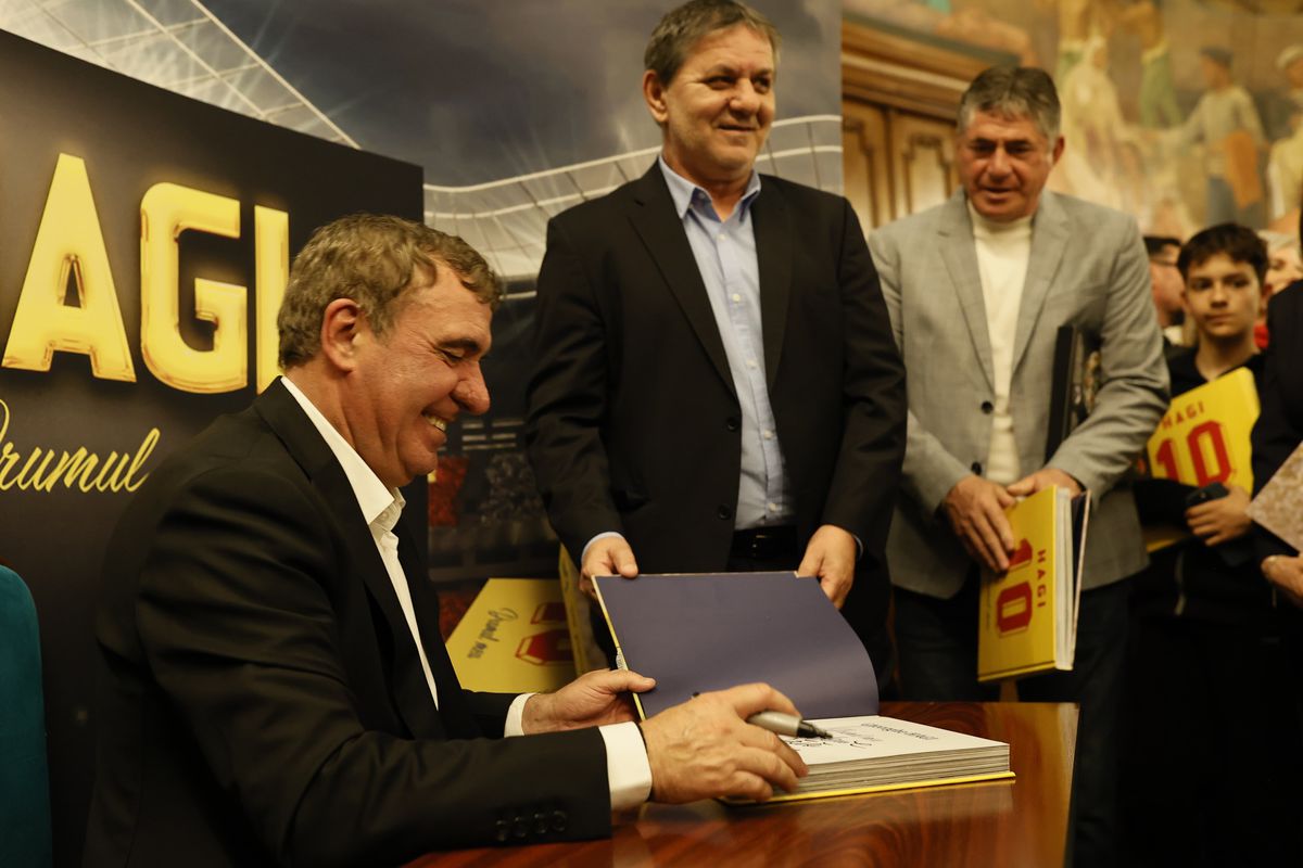 Gică Hagi și-a lansat cartea autobiografică: „Am iubit mingea. După aceea, familia!” » Lucescu a stârnit hohote de râs în Aula de la ASE: „Când a sărit la ăla, știi cum a zburat în cameră?”
