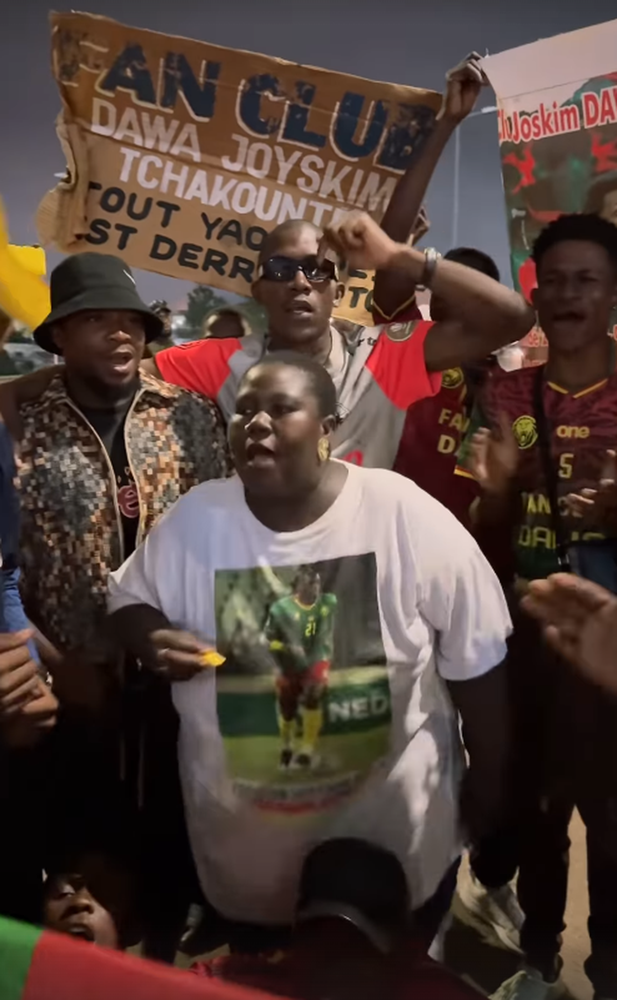 „Dawa eee” » Imagini colosale cu fundașul de la FCSB printre fanii din Africa