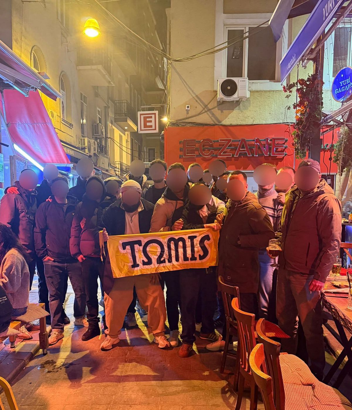 Ultrașii români sunt prezenți la Istanbul