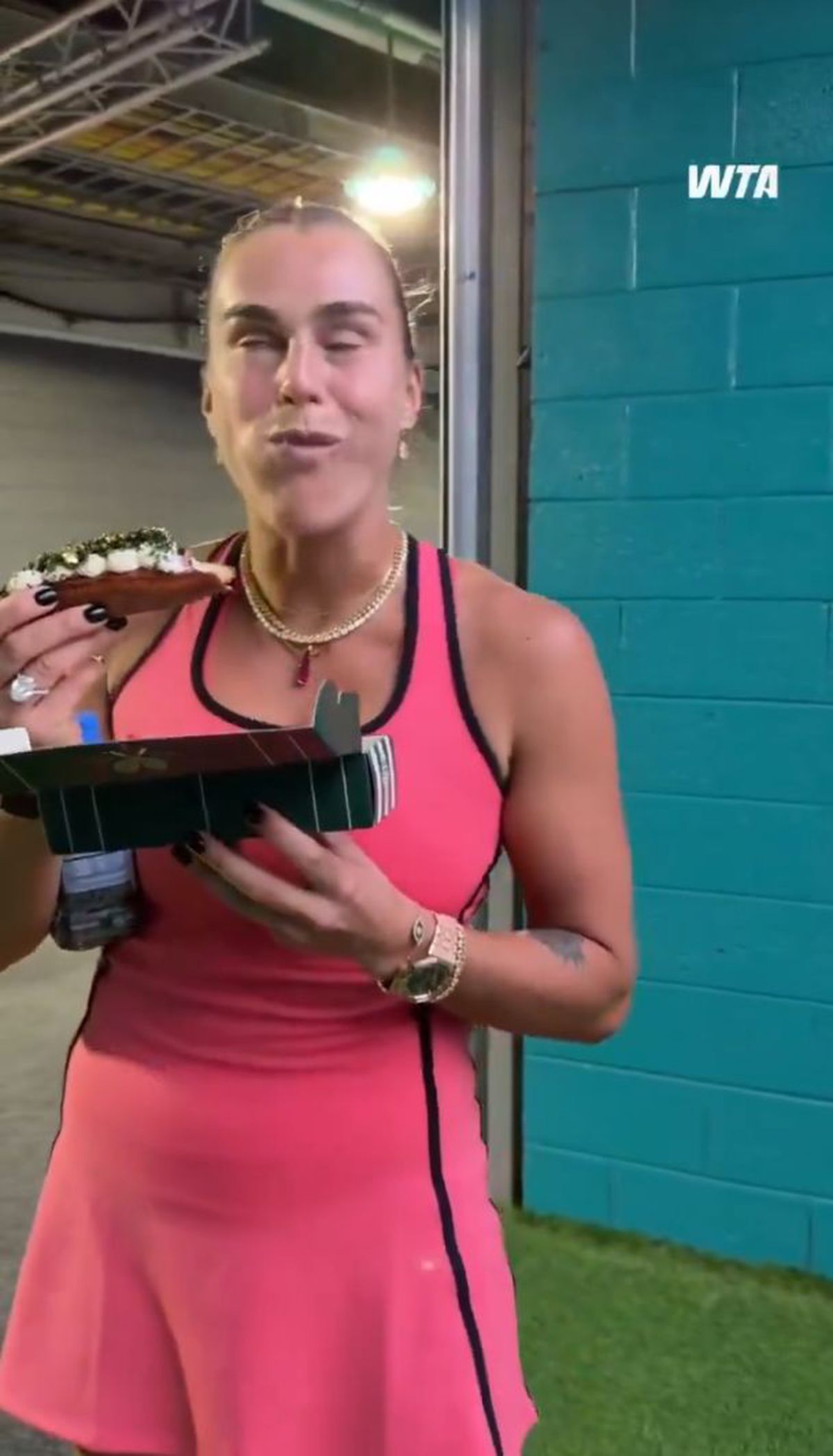Aryna Sabalenka a gustat cel mai scump hot-dog din lume. Foto: X.com