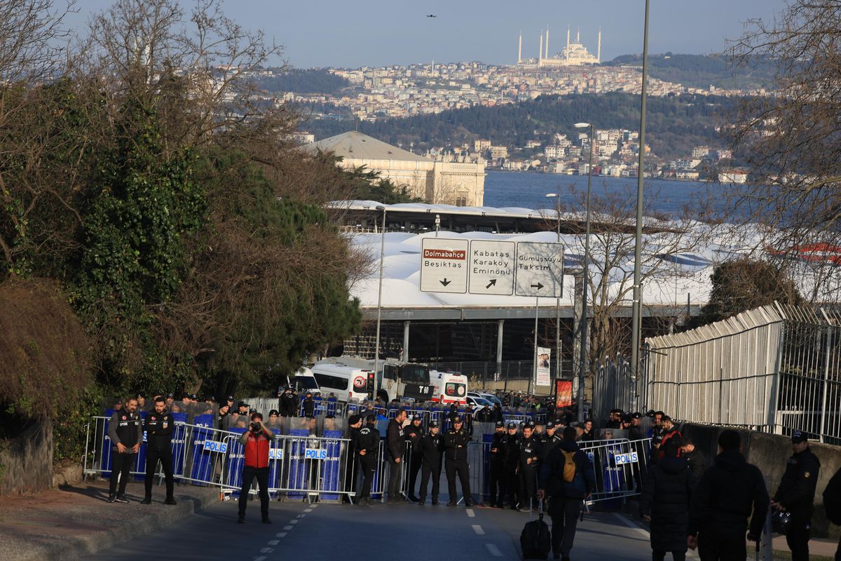 Deputatul român era la „șpriț" » Reperat printre suporterii români, pe terasele din Istanbul