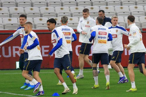 Dennis Man (în stânga), în timpul antrenamentului dinaintea meciului Turcia - România / foto: Ionuț Iordache GSP