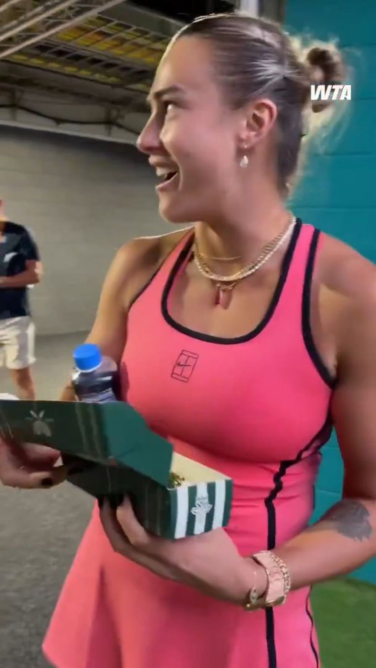 Aryna Sabalenka a gustat cel mai scump hot-dog din lume. Foto: X.com