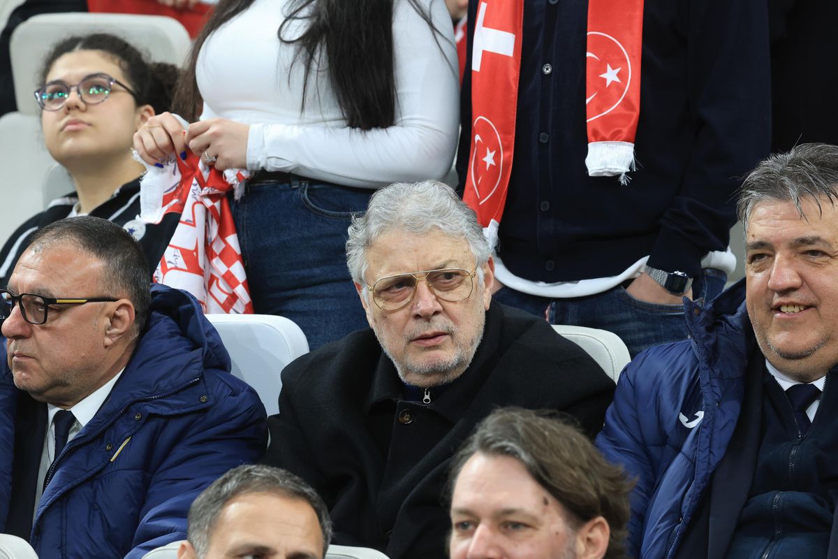 Lângă cine a fost fotografiată Andreea Esca la Istanbul! Monument de tristețe la final