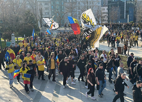 Echipa de start, confirmată! + Românii au plecat încolonați spre stadion. Familia lui Drăgușin, în galerie. Apelul la o deplasare civilizată e întâmpinat cu huiduieli