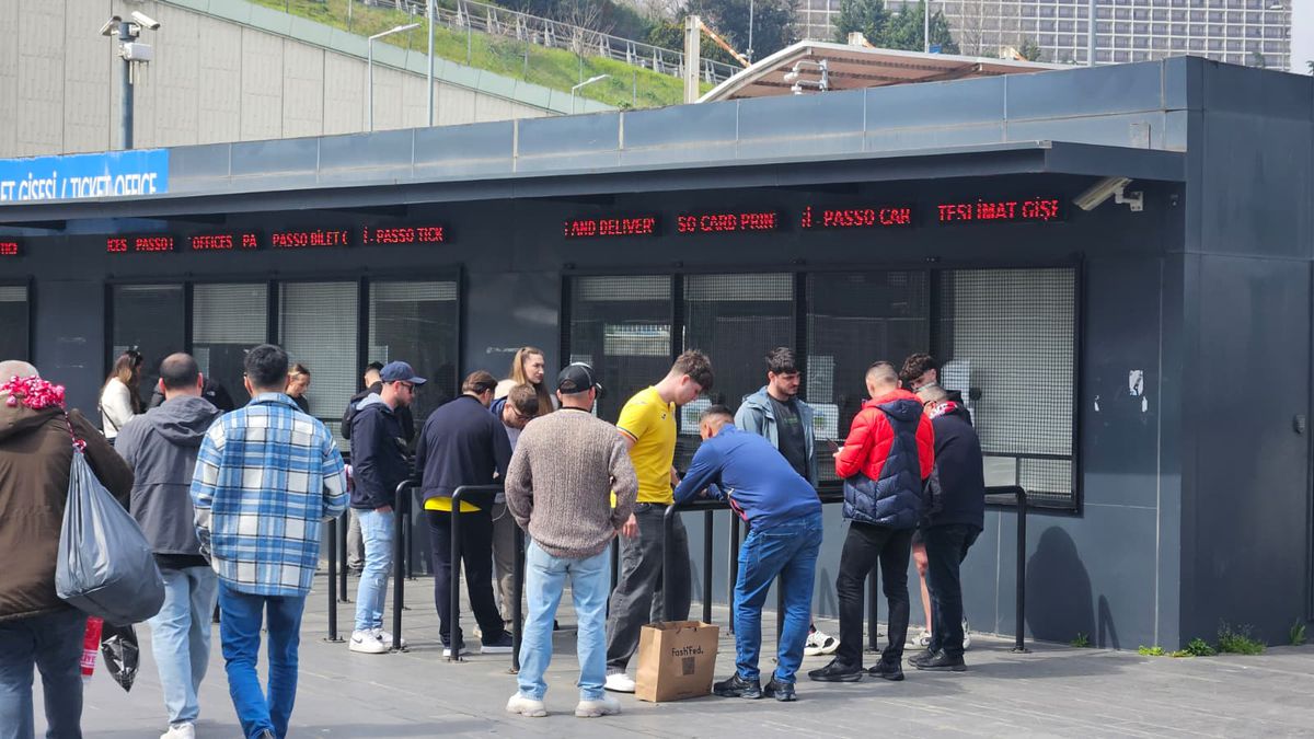 Imagini din jurul stadionului înainte de Turcia - România
