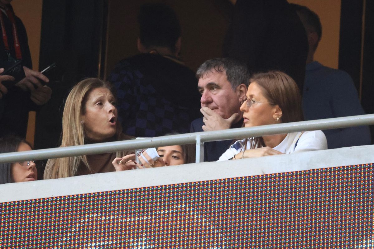 Lângă cine a fost fotografiată Andreea Esca la Istanbul! Monument de tristețe la final