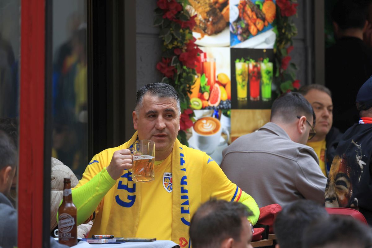 Deputatul român era la „șpriț" » Reperat printre suporterii români, pe terasele din Istanbul