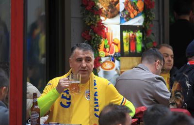 Deputatul român era la „șpriț" » Reperat printre suporterii români, pe terasele din Istanbul