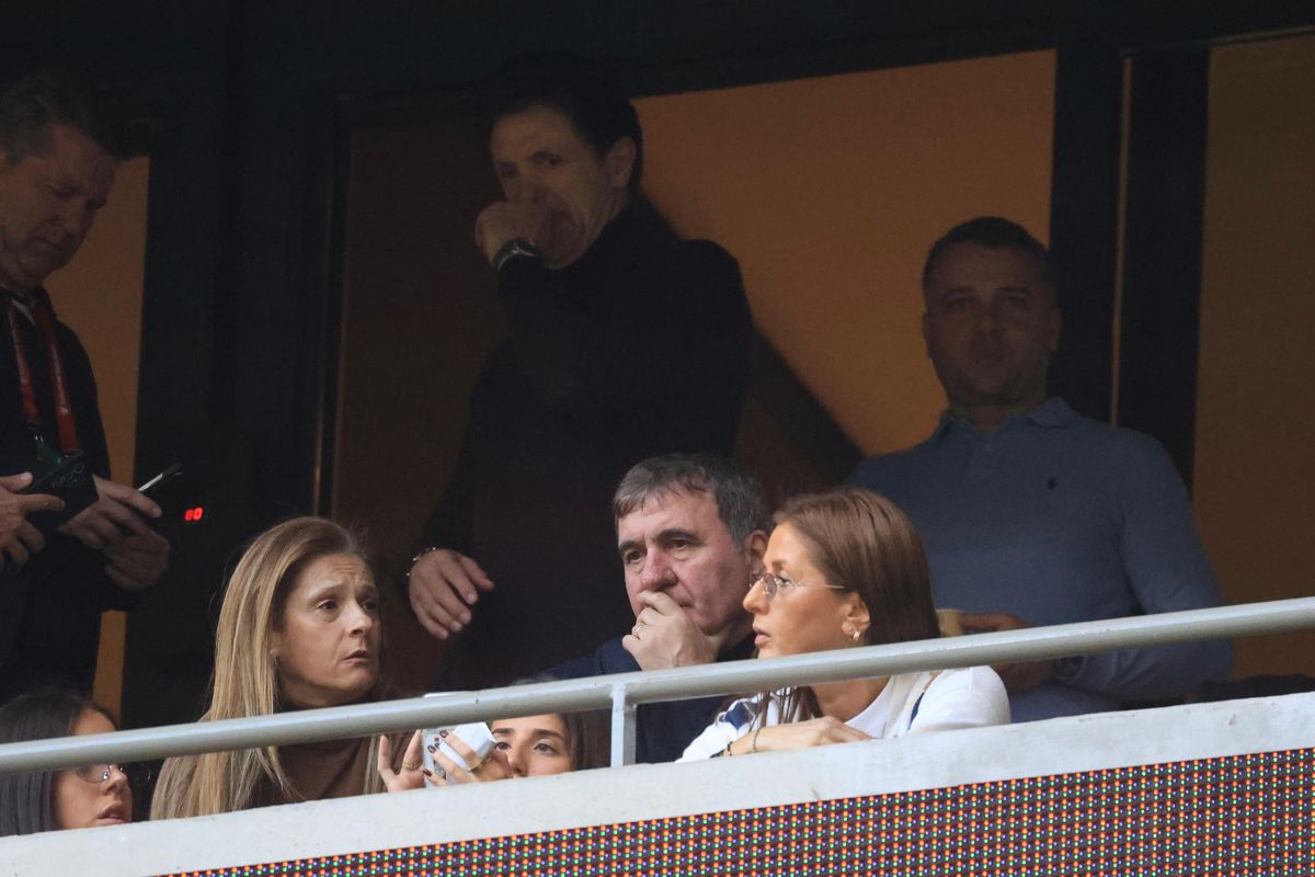 Lângă cine a fost fotografiată Andreea Esca la Istanbul! Monument de tristețe la final