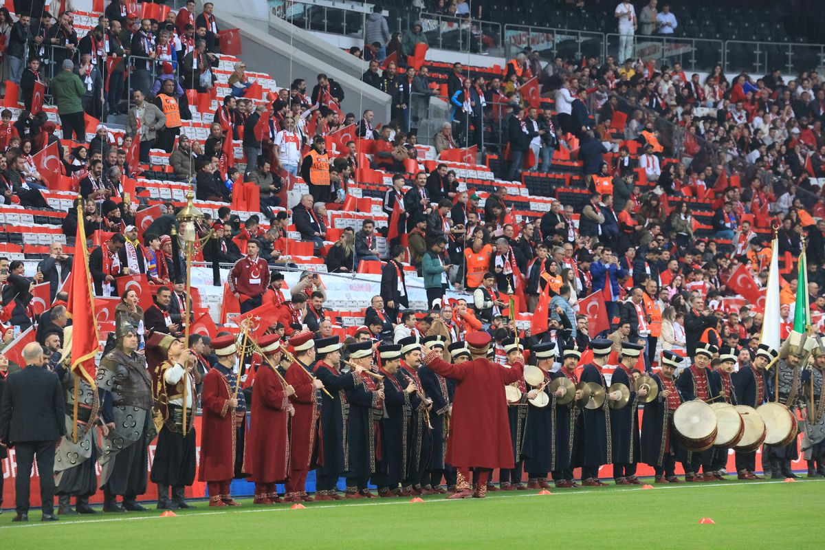 La intimidare? Turcii au venit cu fanfara otomană pe teren! În aceleași timp, românii pătimeau la porțile de acces: „Ne-au scos banii din portofele”