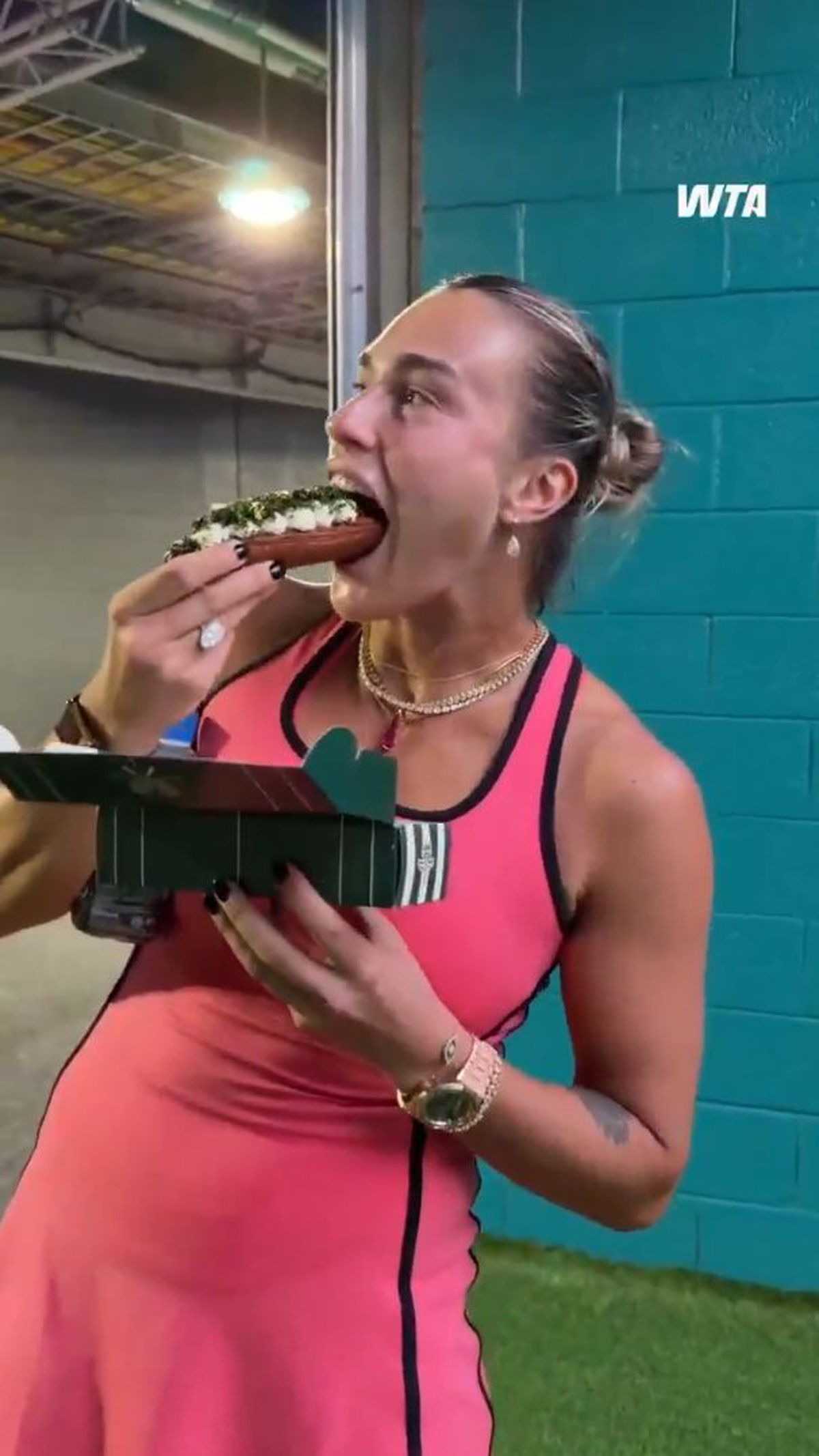 Aryna Sabalenka a gustat cel mai scump hot-dog din lume. Foto: X.com