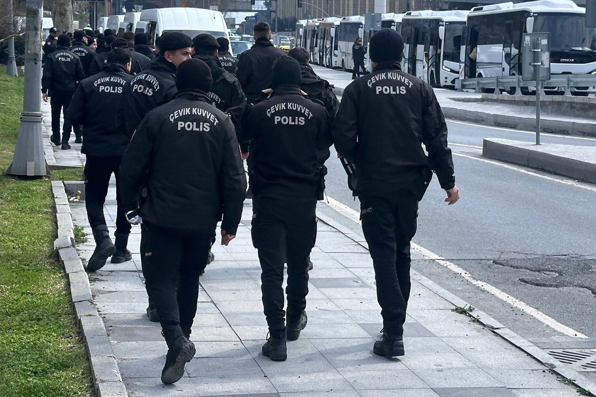 Deputatul român era la „șpriț" » Reperat printre suporterii români, pe terasele din Istanbul