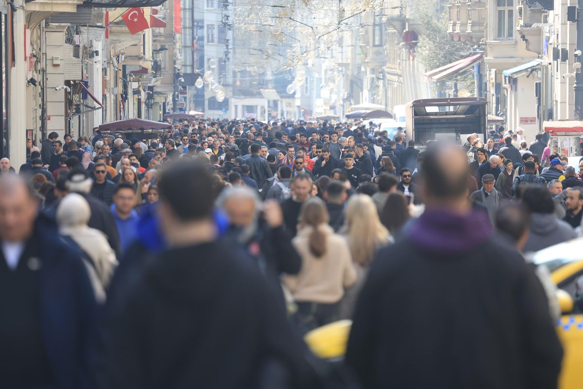 Deputatul român era la „șpriț" » Reperat printre suporterii români, pe terasele din Istanbul