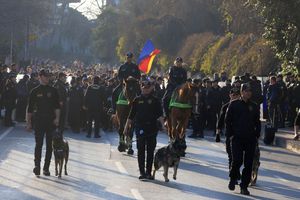 Echipa de start, confirmată! + Românii au plecat încolonați spre stadion. Familia lui Drăgușin, în galerie. Apelul la o deplasare civilizată e întâmpinat cu huiduieli