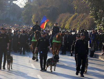 Echipa de start, confirmată! + Românii au plecat încolonați spre stadion. ...