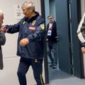 Un jurnalist de la Hurriyet i-a pupat mâna lui Mircea Lucescu