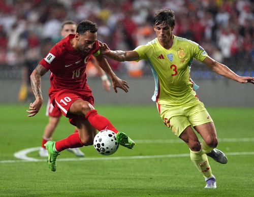 Hakan Calhanoglu (stânga) va fi unul dintre marile pericole apărute în calea „tricolorilor”, în barajul Turcia - România pentru CM 2026. Foto: imago