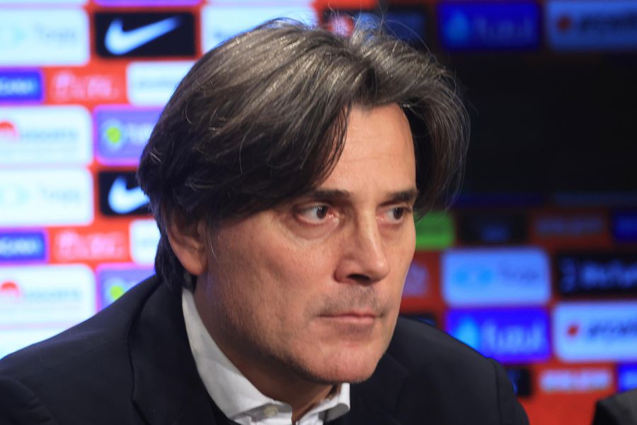 Vincenzo Montella, la conferința de presă după Turcia - România 1-0 // foto: Ionuț Iordache (GSP) Vincenzo Montella s-a răstit la un jurnalist român: „Dacă faceți o greșeală într-un articol, dumneavoastră vă dați demisia?!”