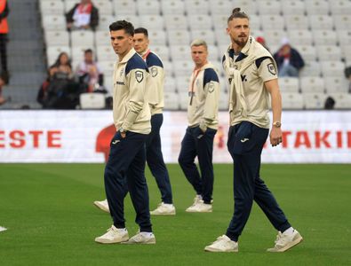 Echipa de start, confirmată » Mii de oameni au pătruns deja în stadion! ...