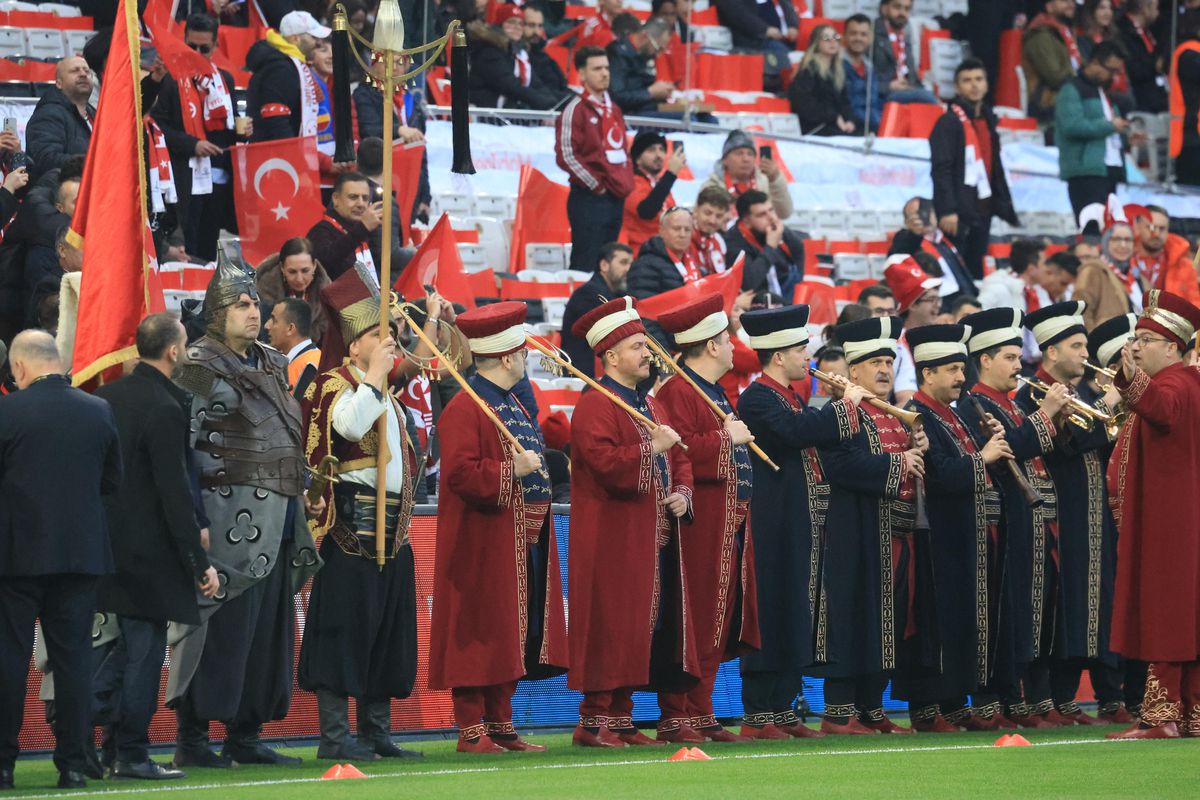 La intimidare? Turcii au venit cu fanfara otomană pe teren! În aceleași timp, românii pătimeau la porțile de acces: „Ne-au scos banii din portofele”