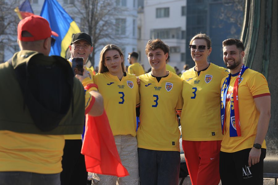 Familia lui Radu Drăgușin a venit la Istanbul pentru „tricolor” // FOTO: Ionuț Iordache (GSP) „Zidul galben” a ocupat Piața Taksim din Istanbul, cu Budescu „șef de galerie”: „Ce echipă avem, ne face să bem!”