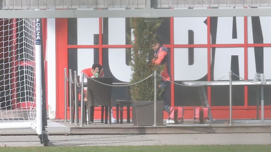 Musiala își acoperă fața cu mâinile / Foto: Bild Îngrijorarea în privința lui Jamal Musiala! » Pierde Mondialul 2026?!