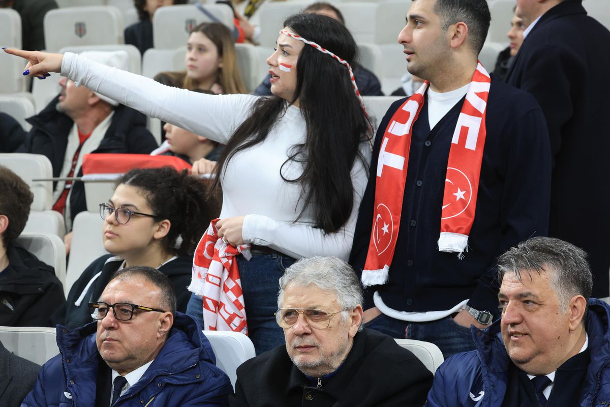 Lângă cine a fost fotografiată Andreea Esca la Istanbul! Monument de tristețe la final