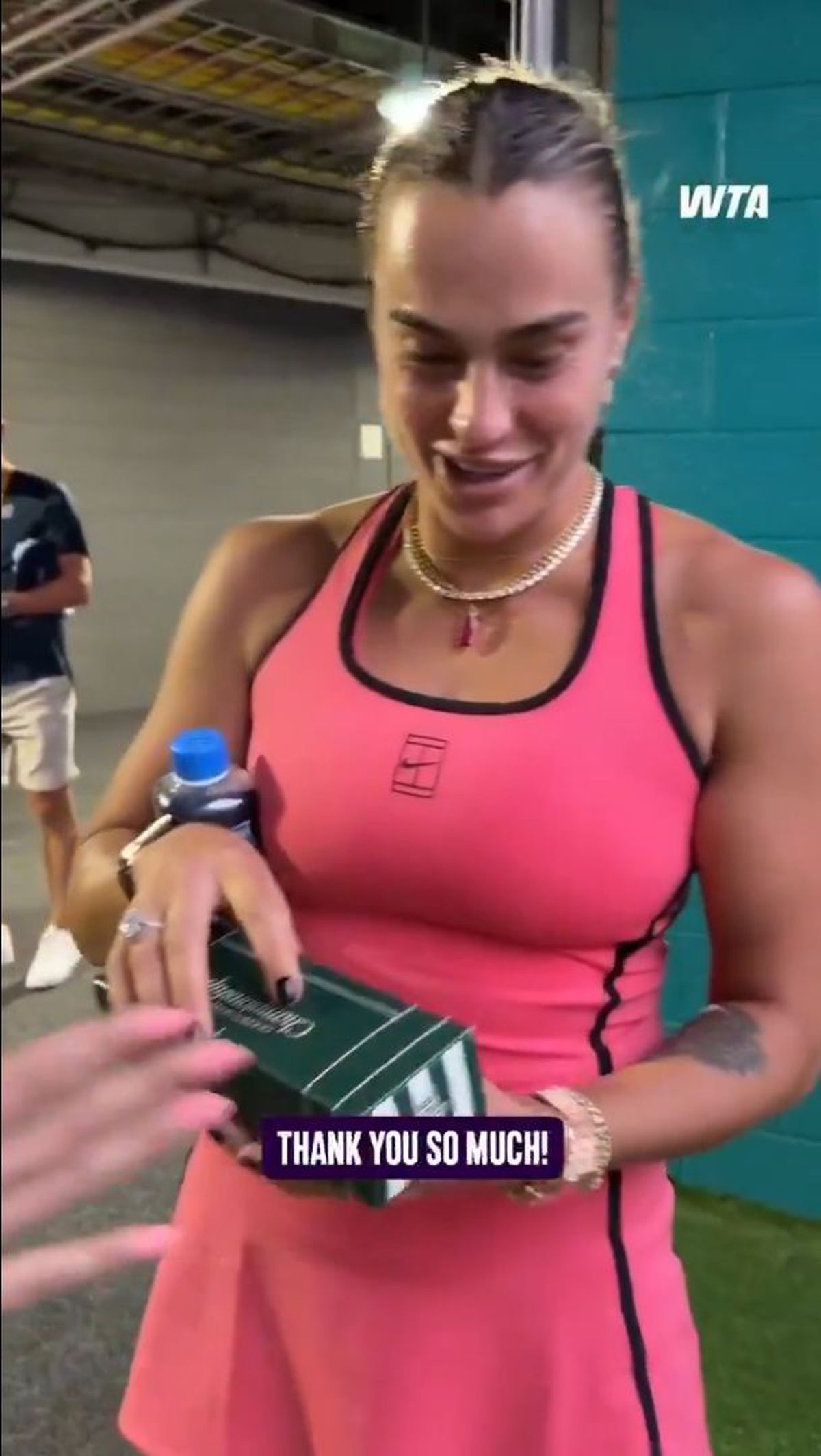 Aryna Sabalenka a gustat cel mai scump hot-dog din lume. Foto: X.com