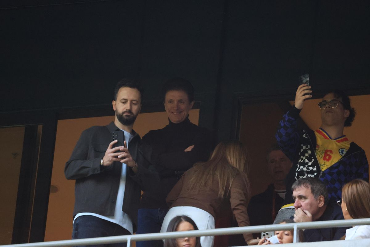 Lângă cine a fost fotografiată Andreea Esca la Istanbul! Monument de tristețe la final