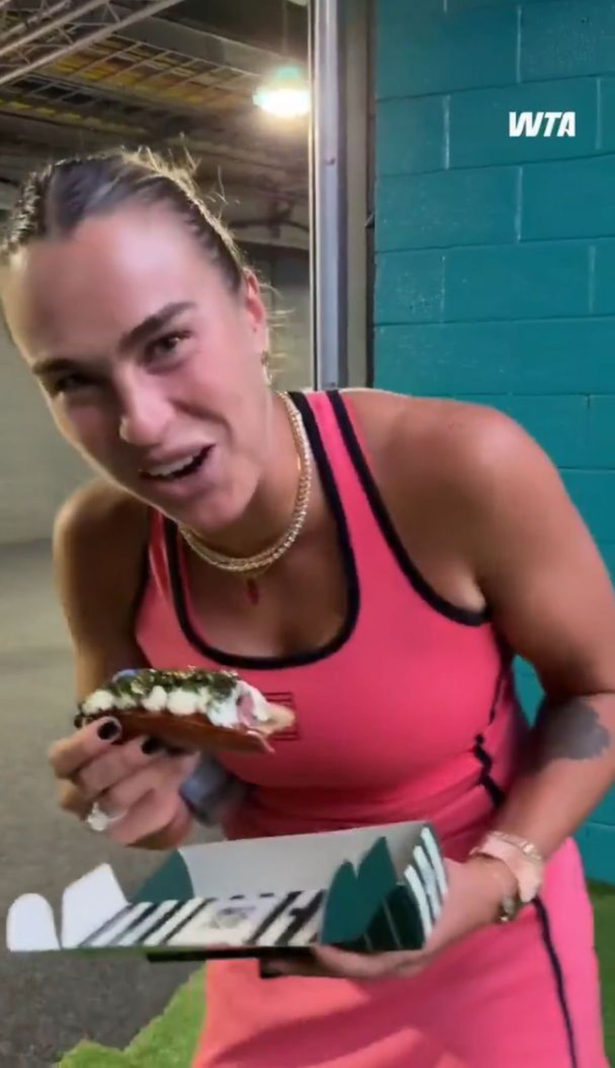 Aryna Sabalenka a gustat cel mai scump hot-dog din lume. Foto: X.com