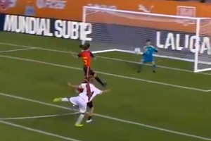 Fiul lui Iker Casillas îi calcă pe urme tatălui și deja strălucește în poartă